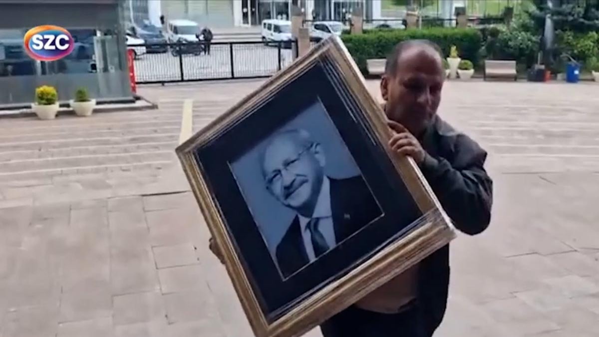 Kılıçdaroğlu'nun fotoğrafları CHP Genel Merkezi'nde