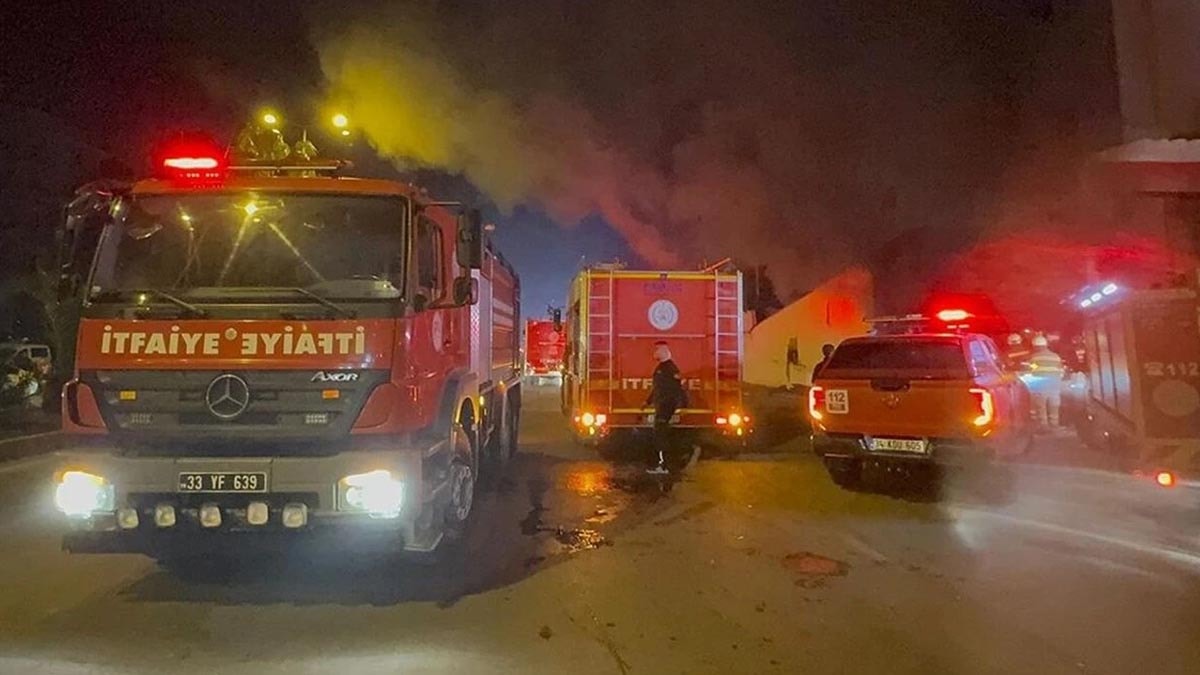 Mersin’de tekstil deposunda yangın