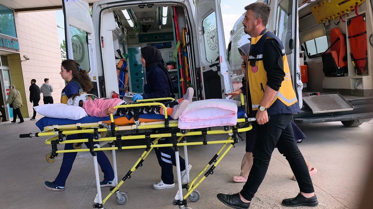 Başına mermer düşen minik Miray hastaneye kaldırıldı