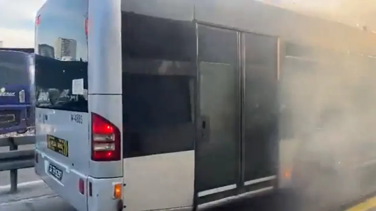 Metrobüste yangın! Hareket halindeyken bir anda alev aldı