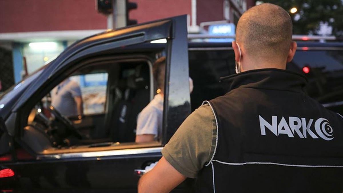 Düzce’de aracın döşemelerine gizlenmiş 4 bin uyuşturucu hap ele geçirildi