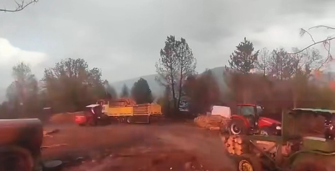 İşçilerin üzerine yıldırım düştü: Yağmuru kaydederken ölümle burun buruna geldiler!