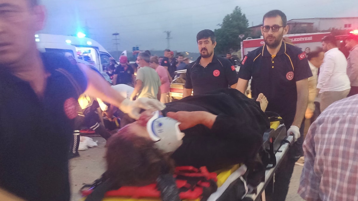 Zincirleme kazada ortalık savaş alanına döndü: 1 ölü, 6 yaralı