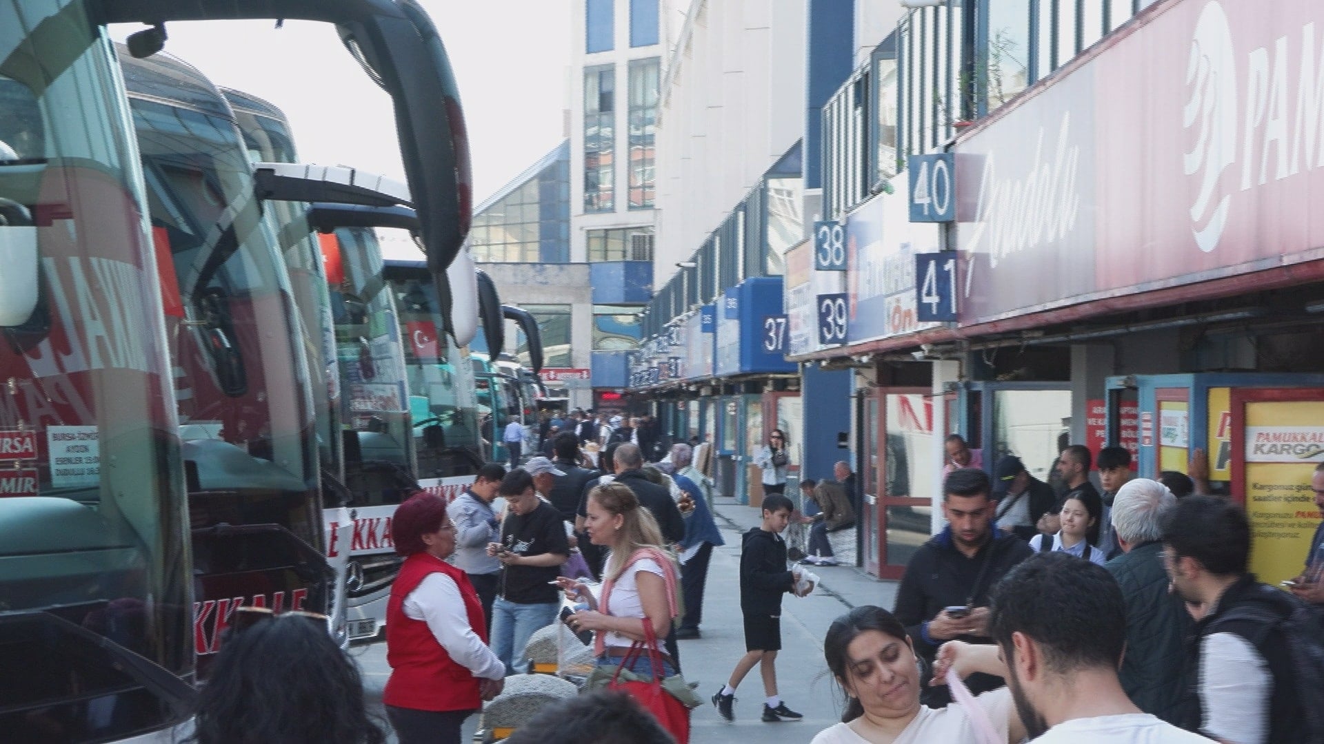 Bavulunu alan otogara koştu: Otobüslerde boş koltuk kalmadı