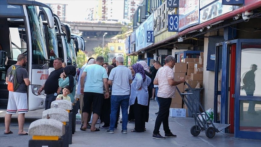 İstanbul’da bayram göçü başladı: Otobüs biletleri tükendi