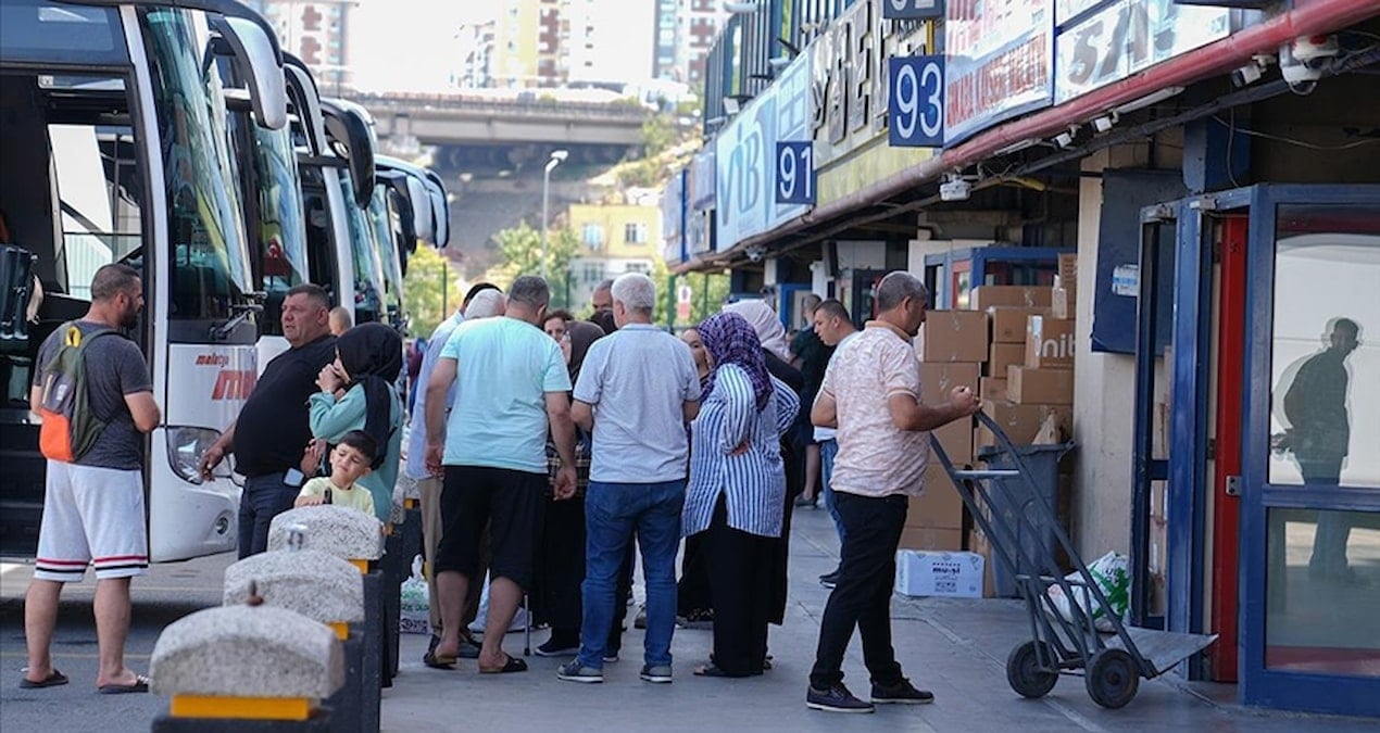 İstanbul’da bayram göçü başladı: Otobüs biletleri tükendi