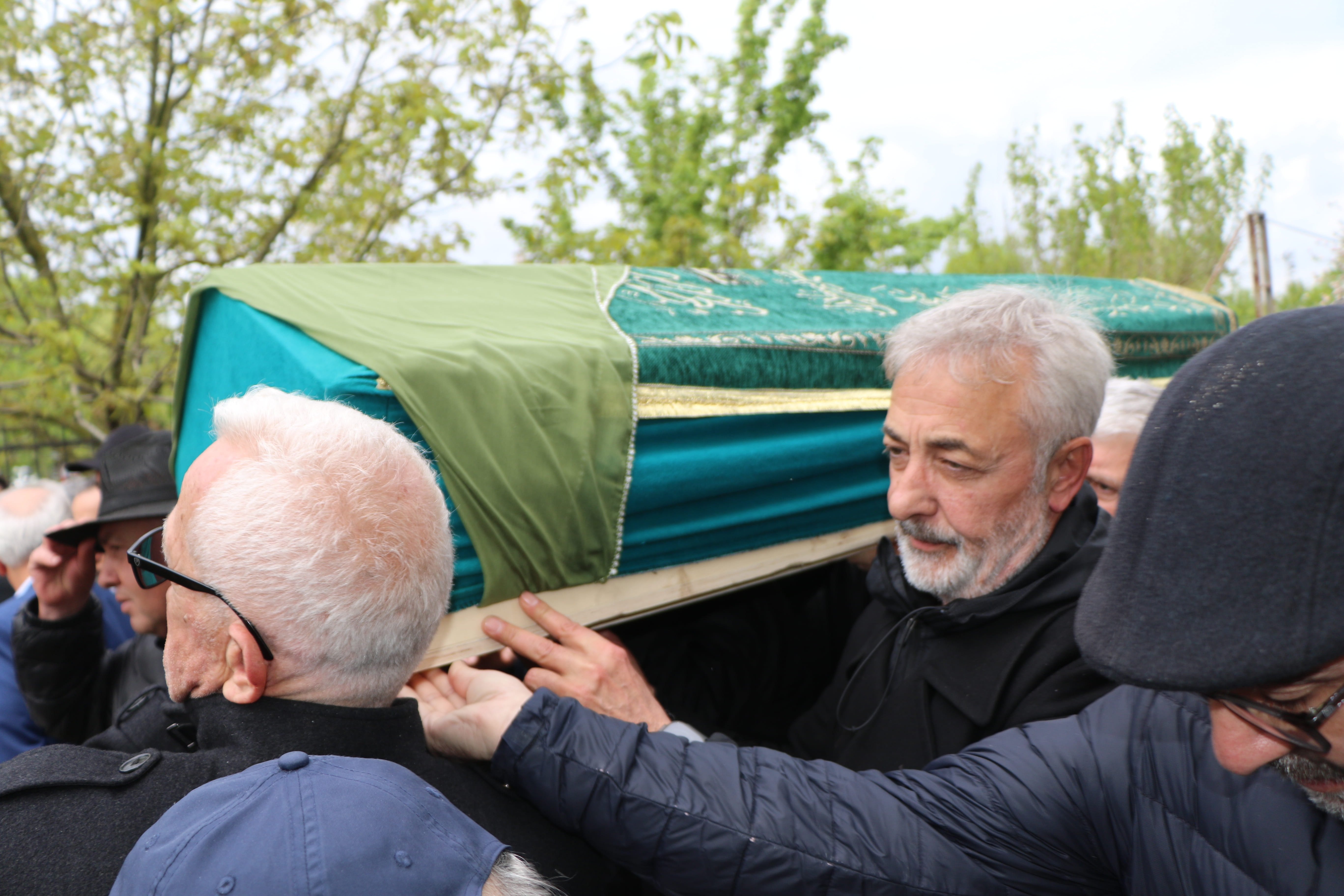 Oyuncu Mehmet Aslantuğ'un annesi son yolculuğuna uğurlandı