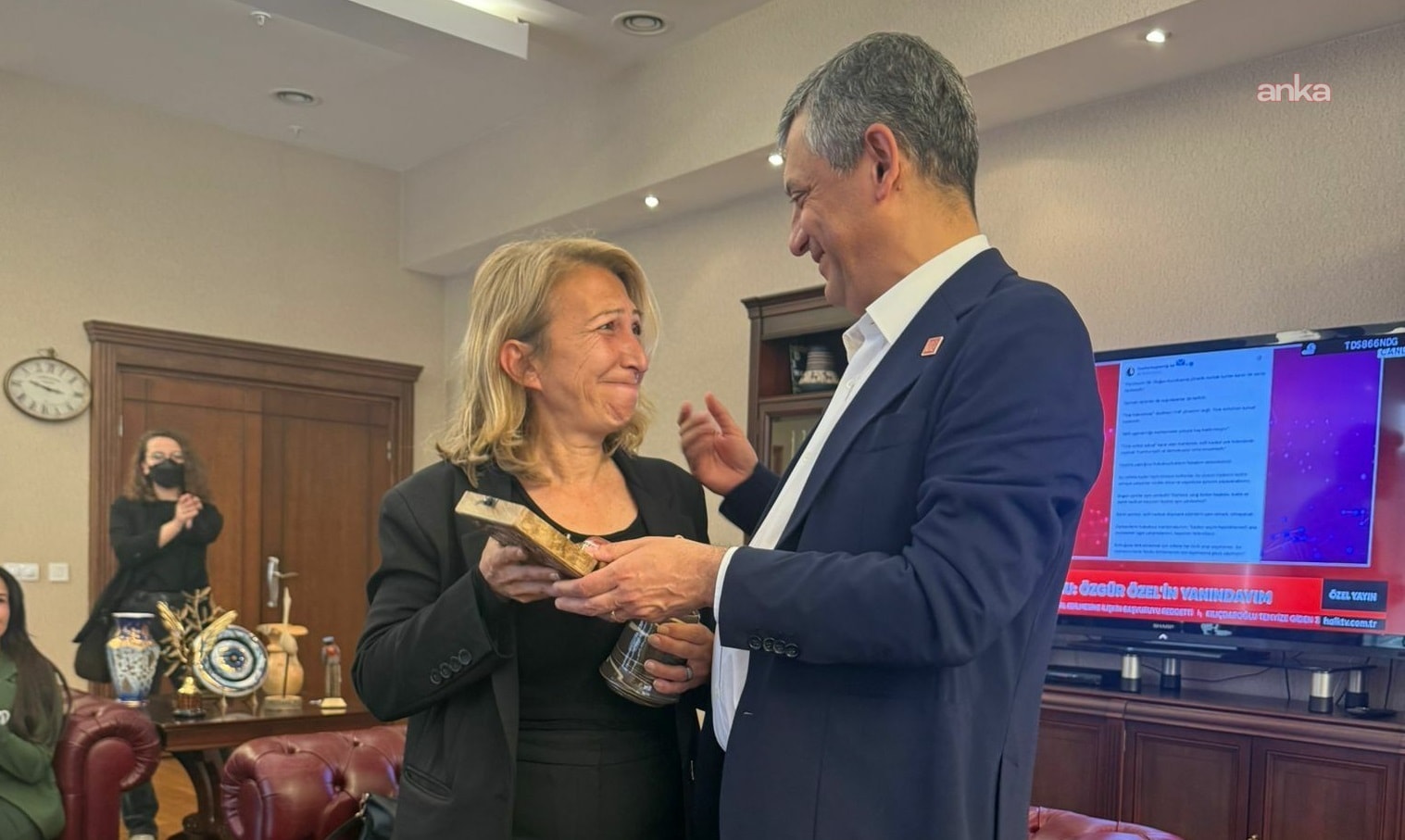Özel, genel başkanlık mührünü teslim etti