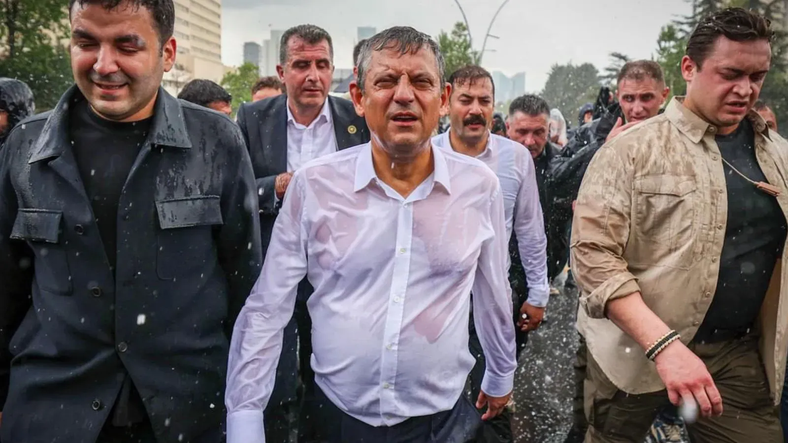 Özgür Özel, CHP'li vekillere böyle konuştu: "Otobüsümüz yok, imkanımız yok, paramız yok ama..."