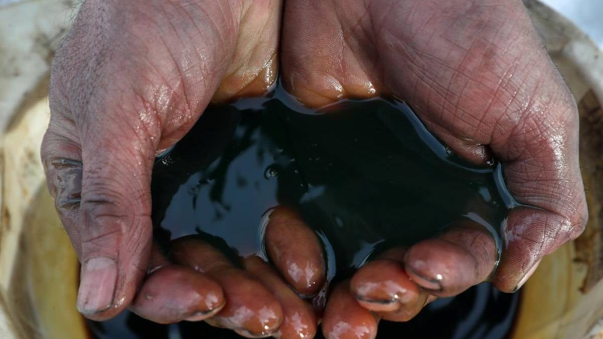 Çiftliğinde su ararken petrol buldu: Hayatı kabusa döndü