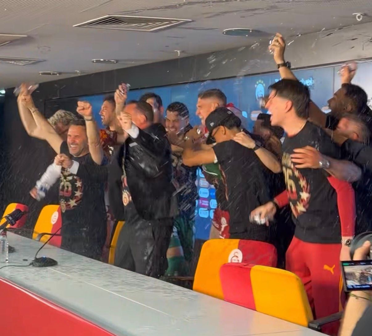 Galatasaraylı futbolculardan Okan Buruk’a basın toplantısında sulu baskın