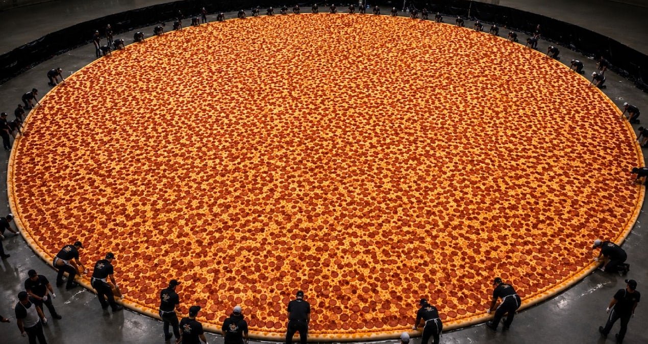Dünyanın en büyük pizzasını yaptılar: Tam 68 bin dilim çıktı