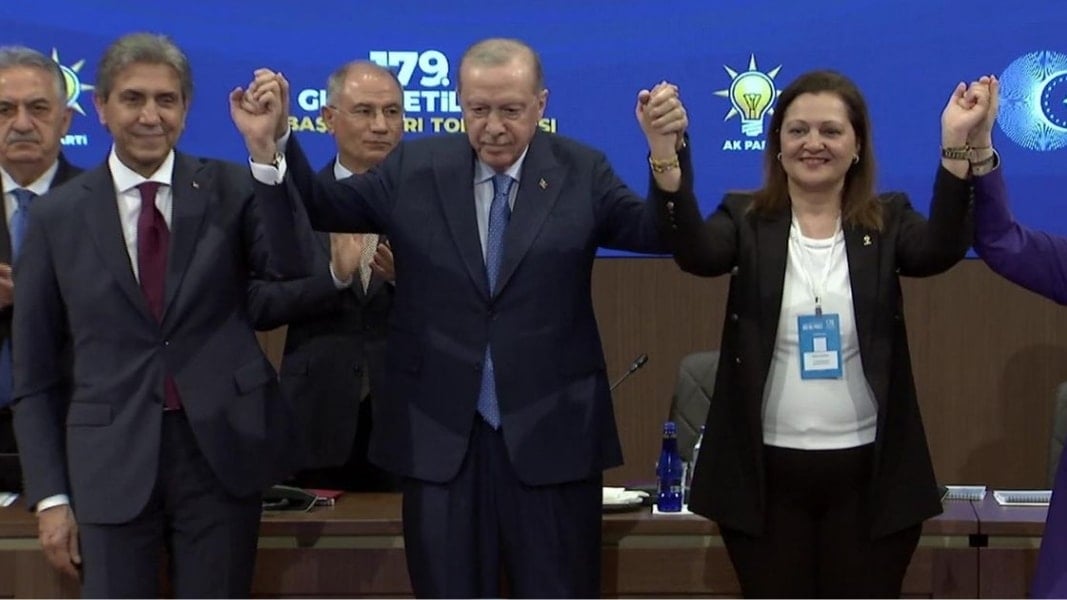 Rozeti taktı AKP'deki ilk anlarına hızlı başladı