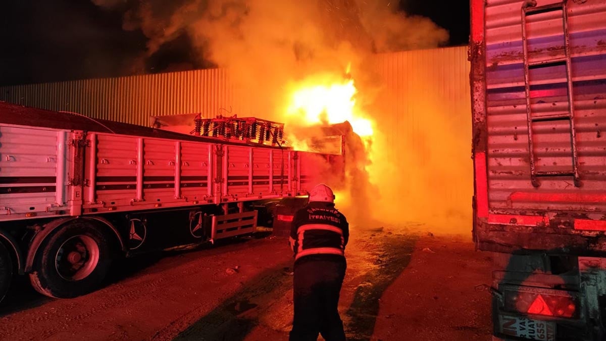 Şanlıurfa'da tır garajında çıkan yangında 3 araç zarar gördü
