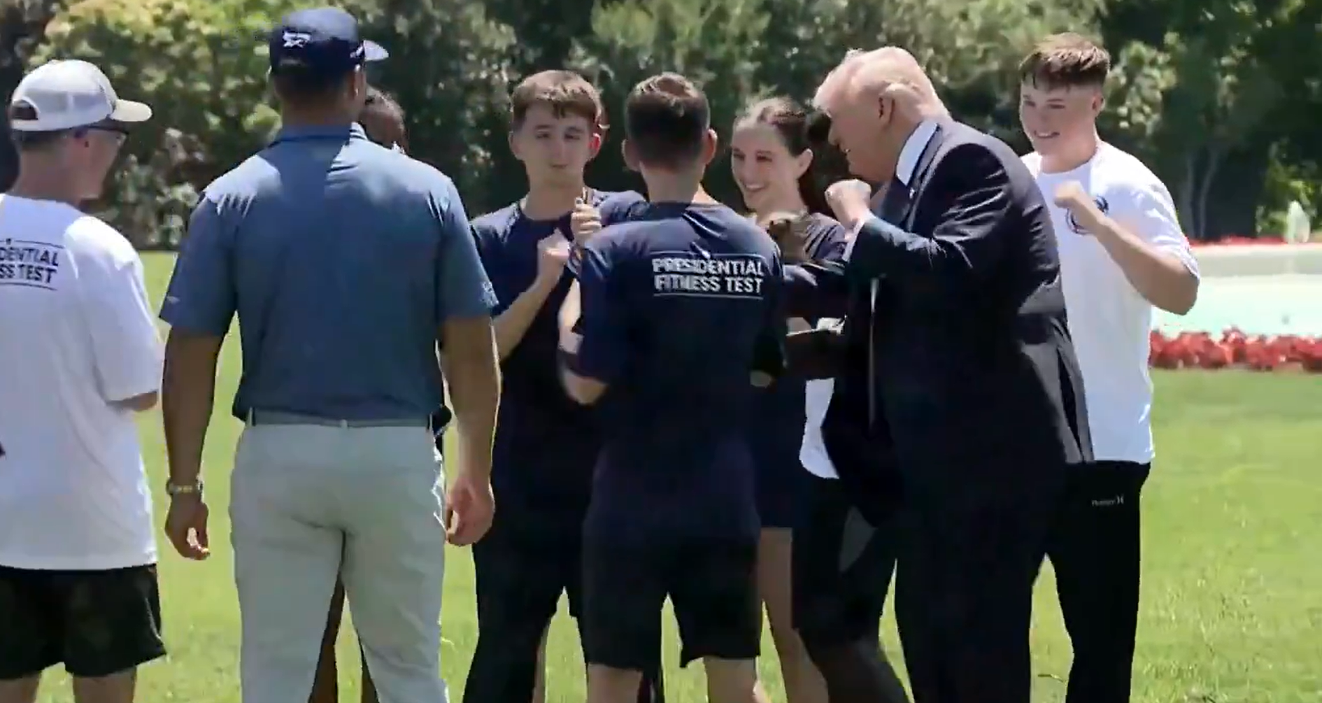 Trump işi gücü bıraktı dans hocalığına soyundu