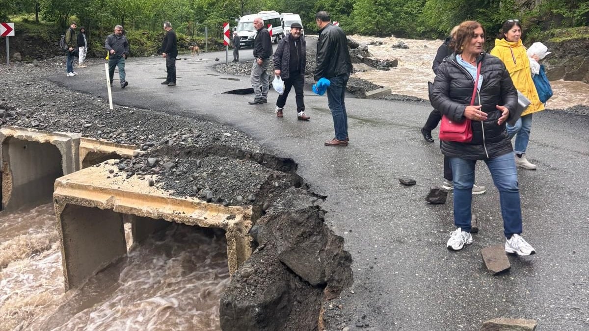 Sağanak hayatı felç etti! Dere taştı, köprü hasar gördü