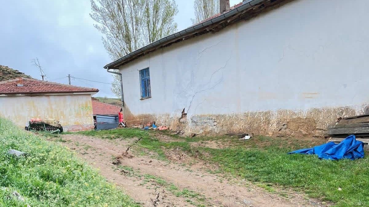 Sağanak sonrası ilçede korkutan görüntü
