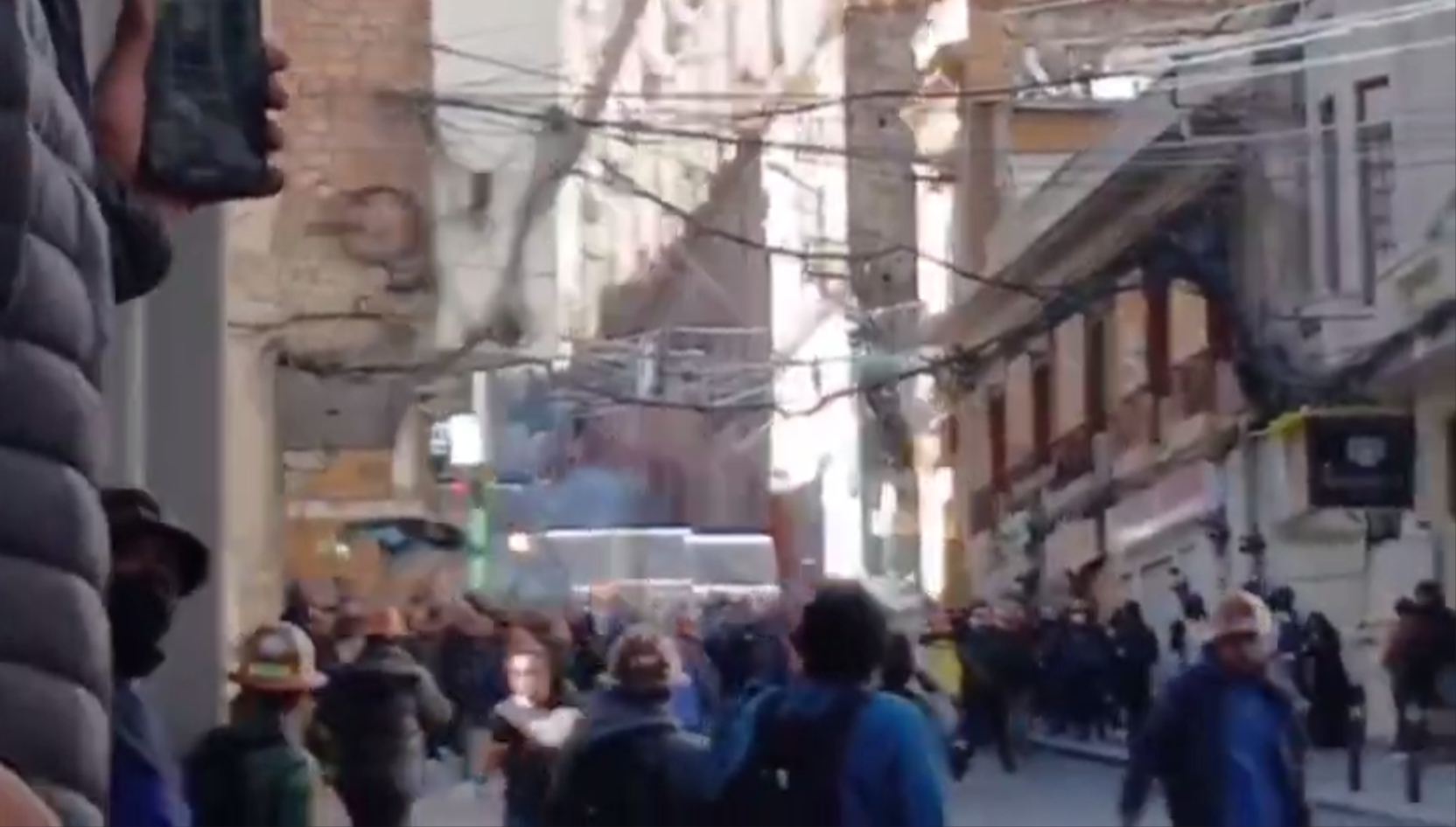 Bolivya'da öfkeli madenciler polise dinamit attı: O anlar kamerada