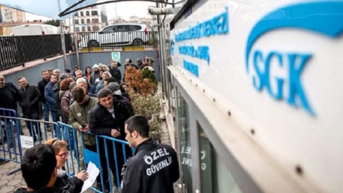 Kasım ayını beklemeden başvuranlar ömür boyu düşük emekli maaşı alacakMerkez Bankası’nın enflasyon tahminini yükseltmesiyle birlikte emeklilik planları altüst oldu. Yıl bitmeden emekli olmak isteyenlerin en kritik virajı olan katsayı farkında tablo netleşmeye başladı. Kasım ayı enflasyon verisini gö