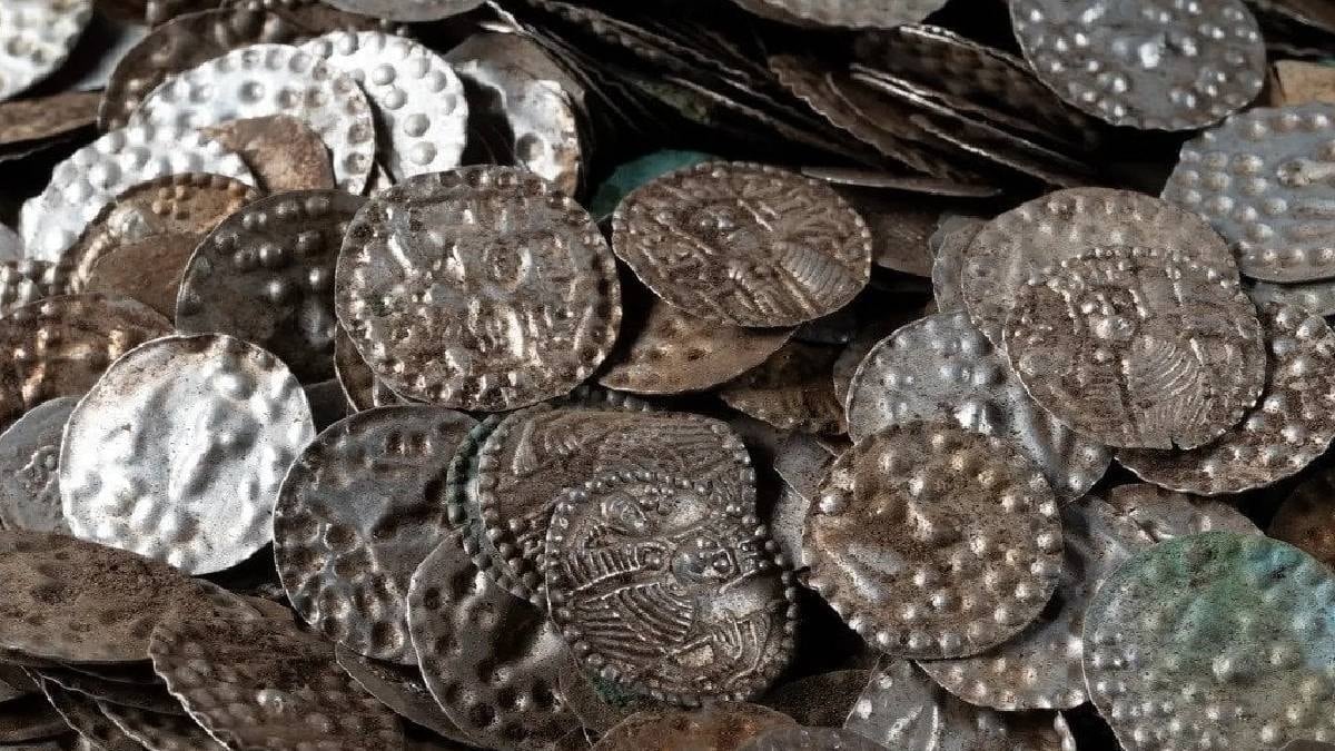Yürüyüş yapan kadın  900 yıldır toprak altında olan hazineyi buldu