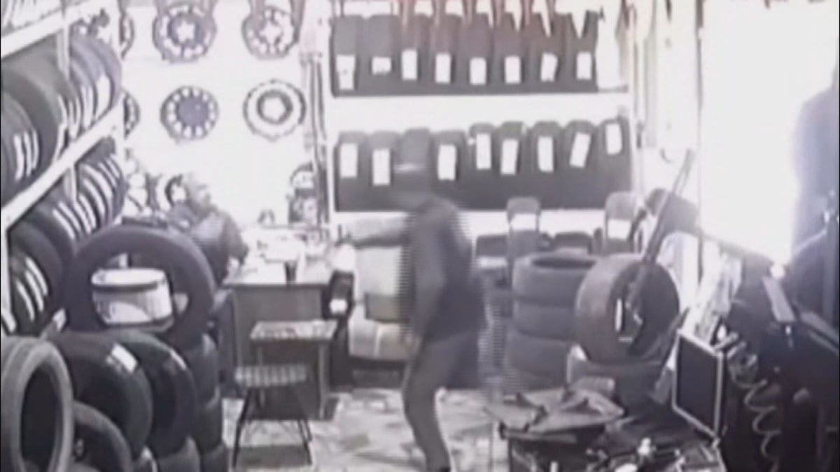 Alacak tartışmasında akrabasına kurşun yağdırdı