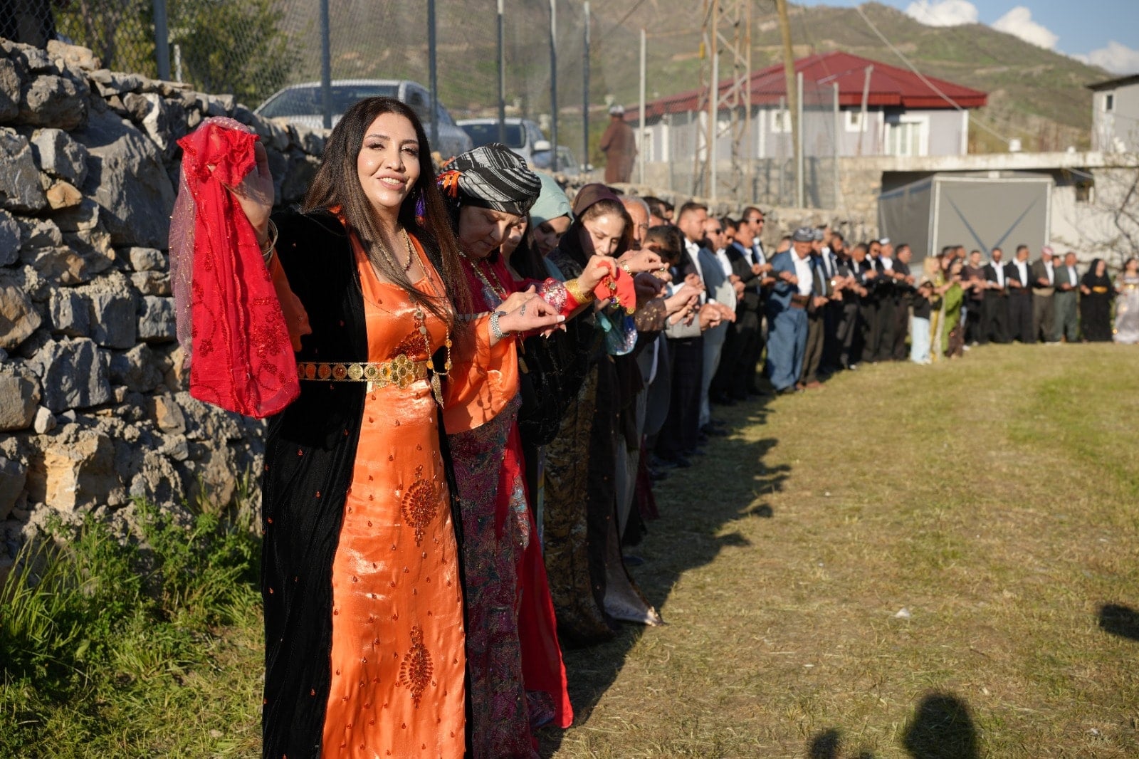 Kadınlar aşiretin yasağını dinlemedi halay başına geçti