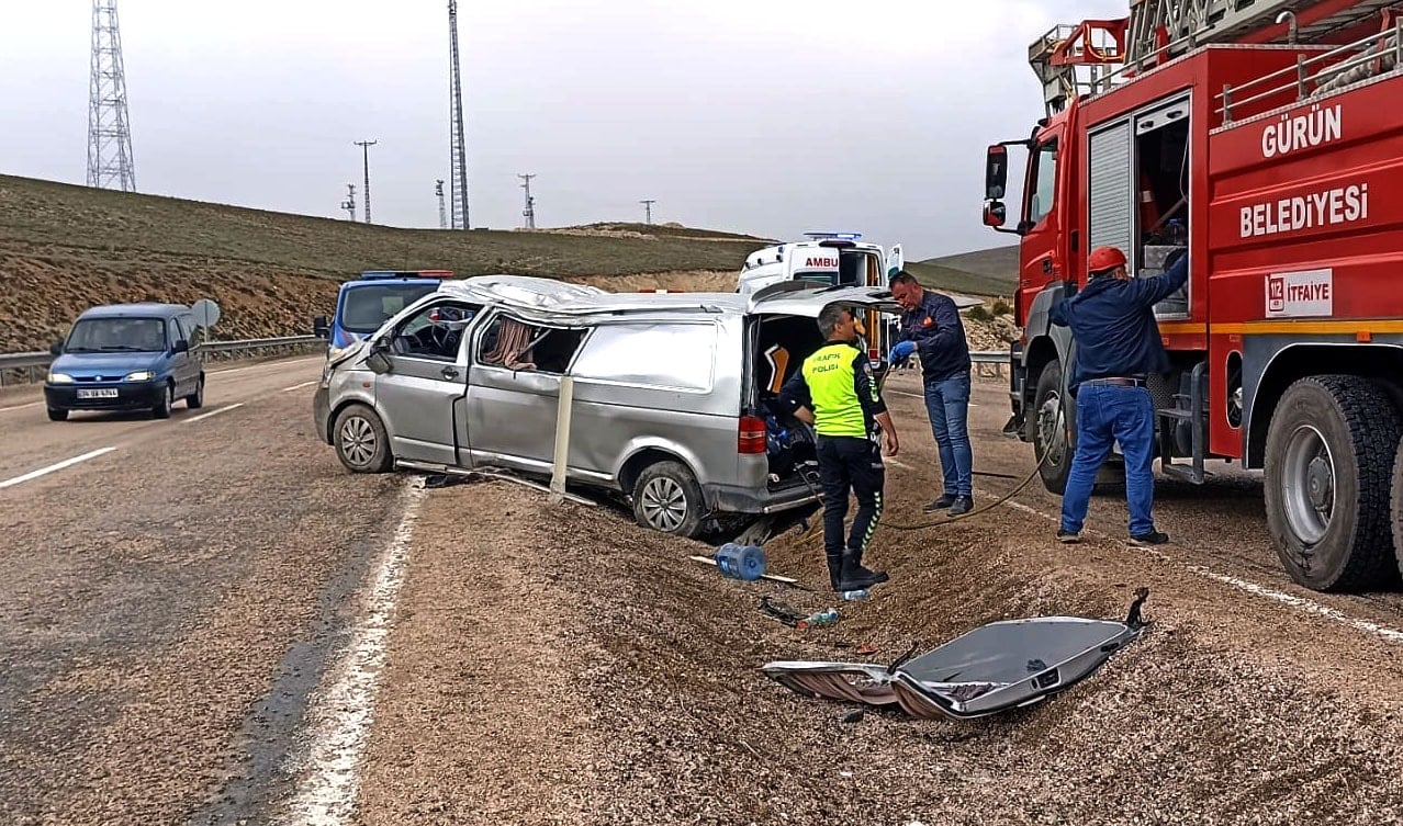 Sivas'ta minibüs devrildi: Bir kişi hayatını kaybetti, 8 yaralı