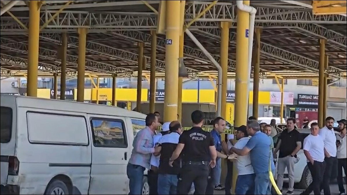 Kanlı infaz! Otomobile düzenlenen saldırıda sürücü ve hamile kadın öldü