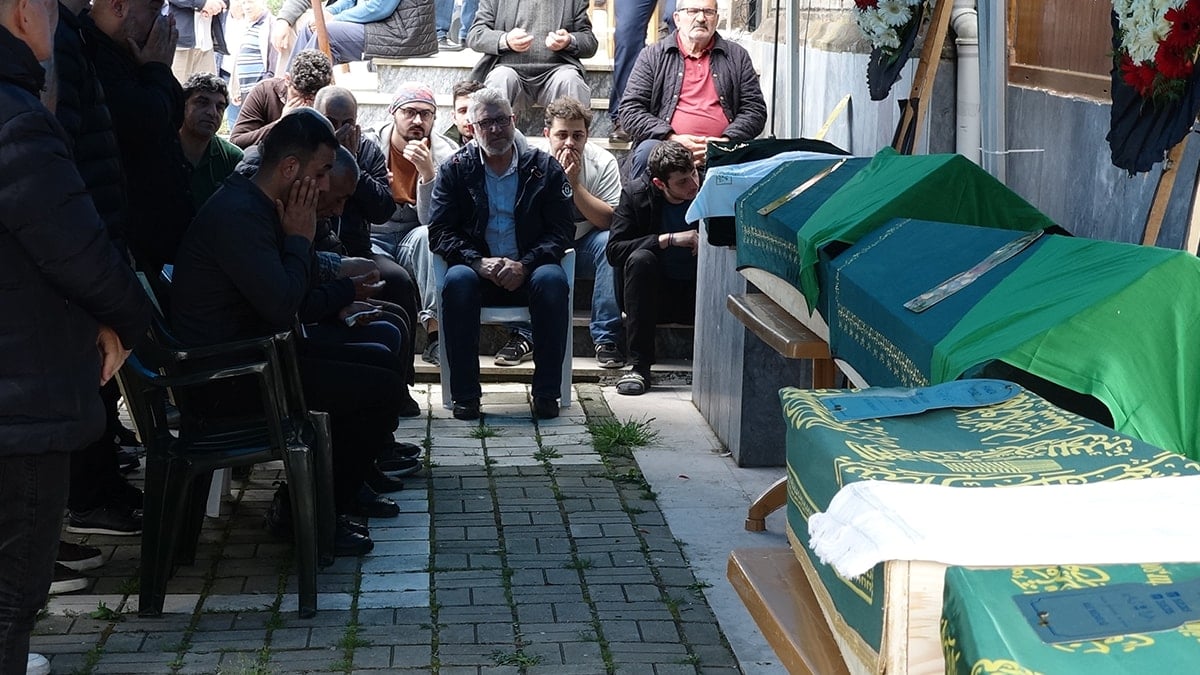 Bayram öncesi kahreden görüntü: Beş tabut yan yana
