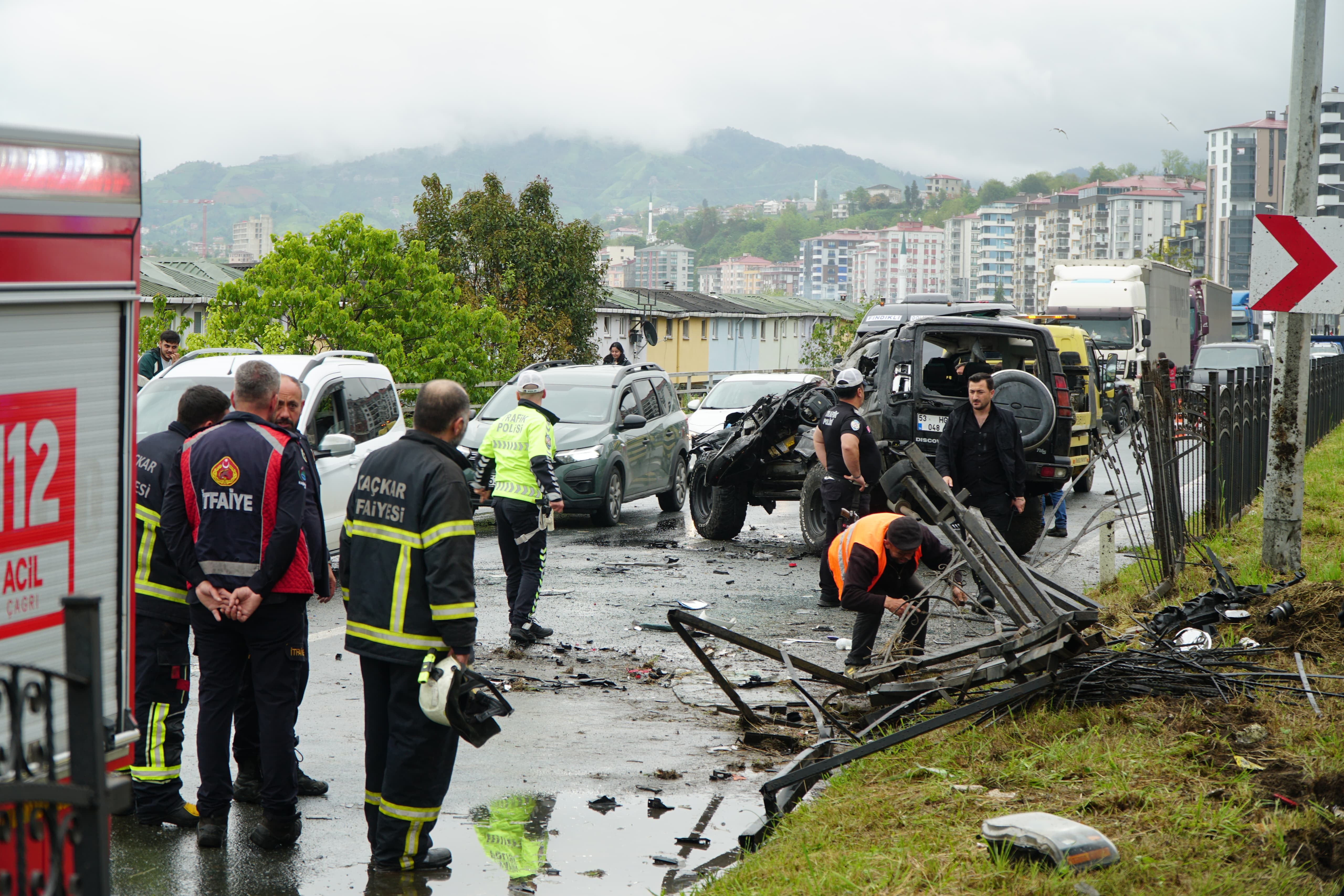 Rize'de feci kaza: Takla atıp başka aracın üzerine düştü; 1 ölü, 7 yaralı