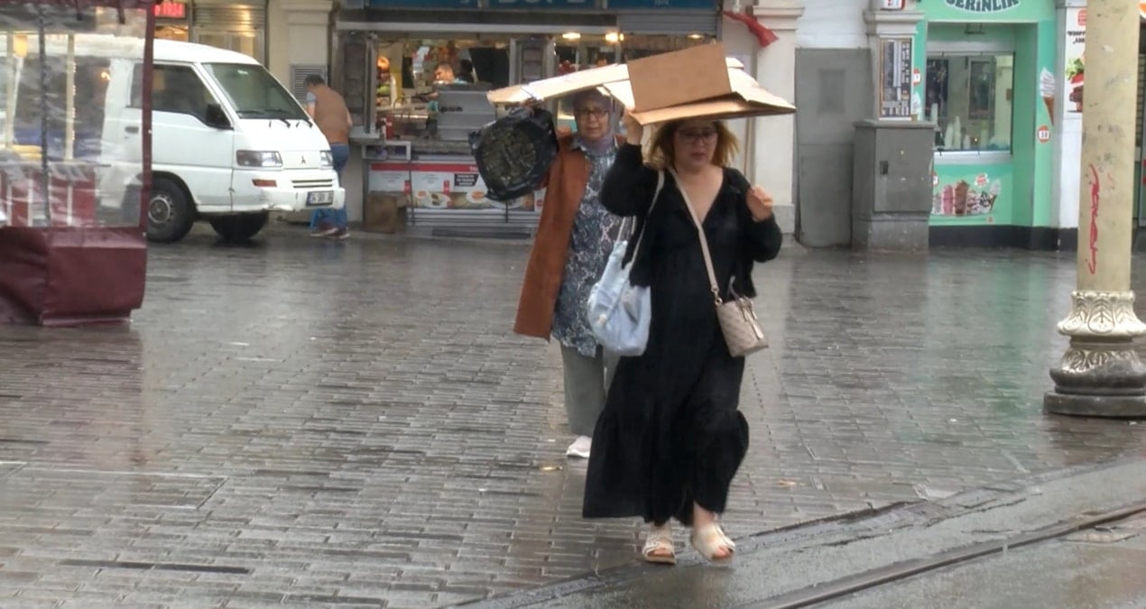 İstanbul'da Sağanak Yağış Günlük Yaşamı Etkiledi