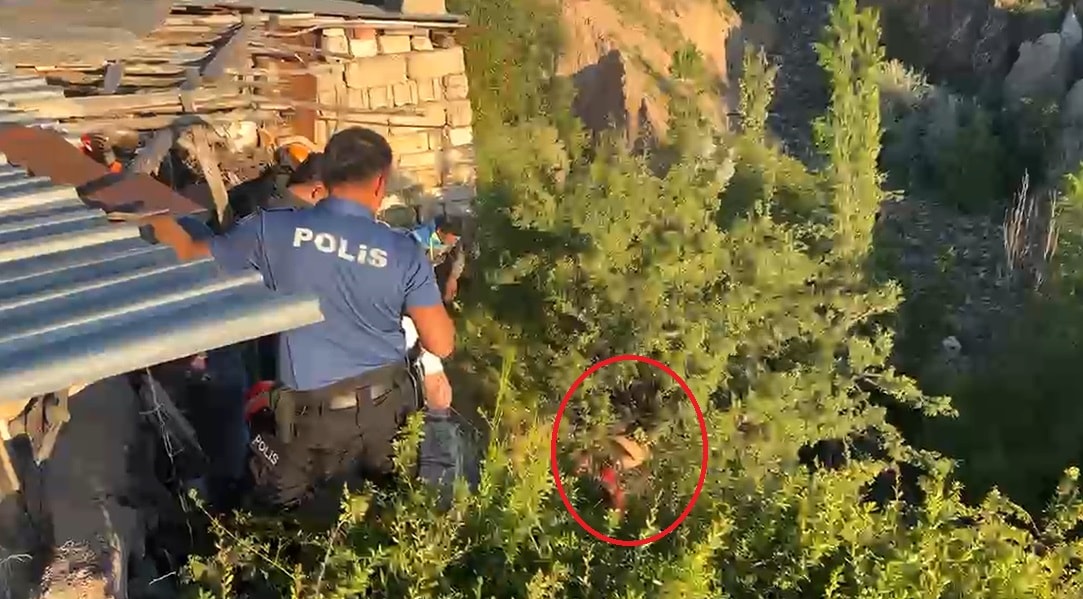 Hastaneden kaçtı; düştüğü dere yatağında ağaçta asılı kaldı
