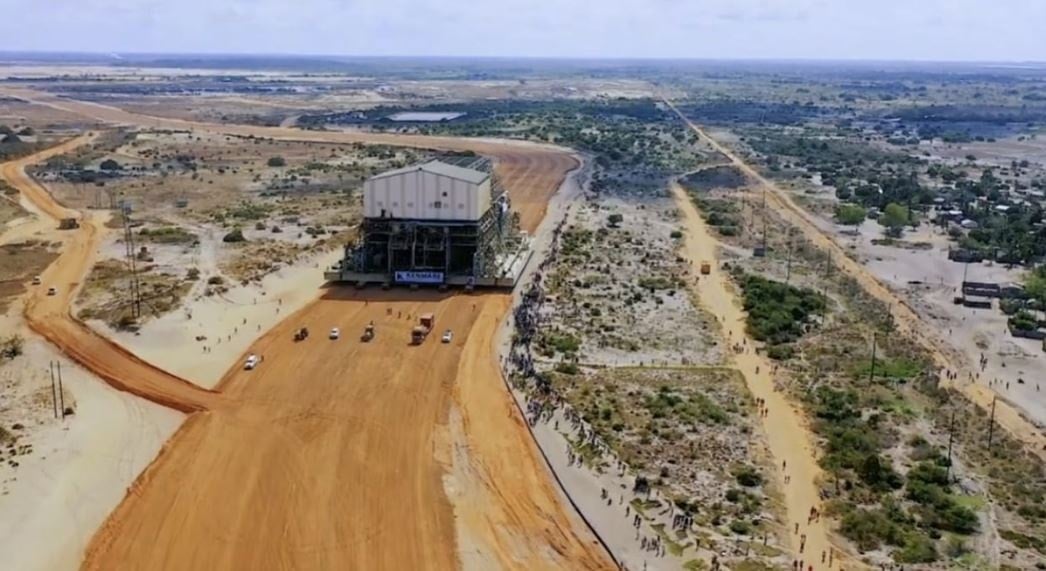 Eyfel Kulesi kadar ağır binayı el ele verip 23 kilometre sürüklediler