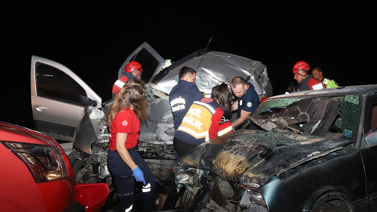TIR ve 2 araç çarpıştı: 1 kişi öldü, 3'ü ağır 5 yaralı