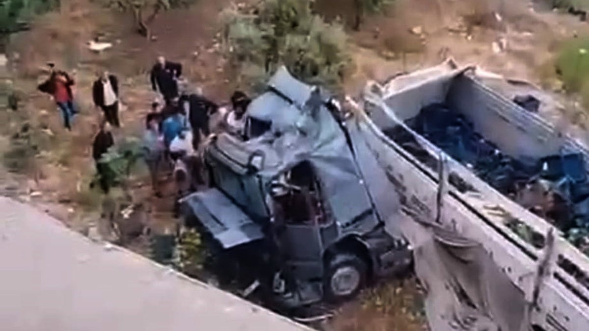 TIR araca çarptı, viyadükten uçtu: 2 ölü, 2 yaralı