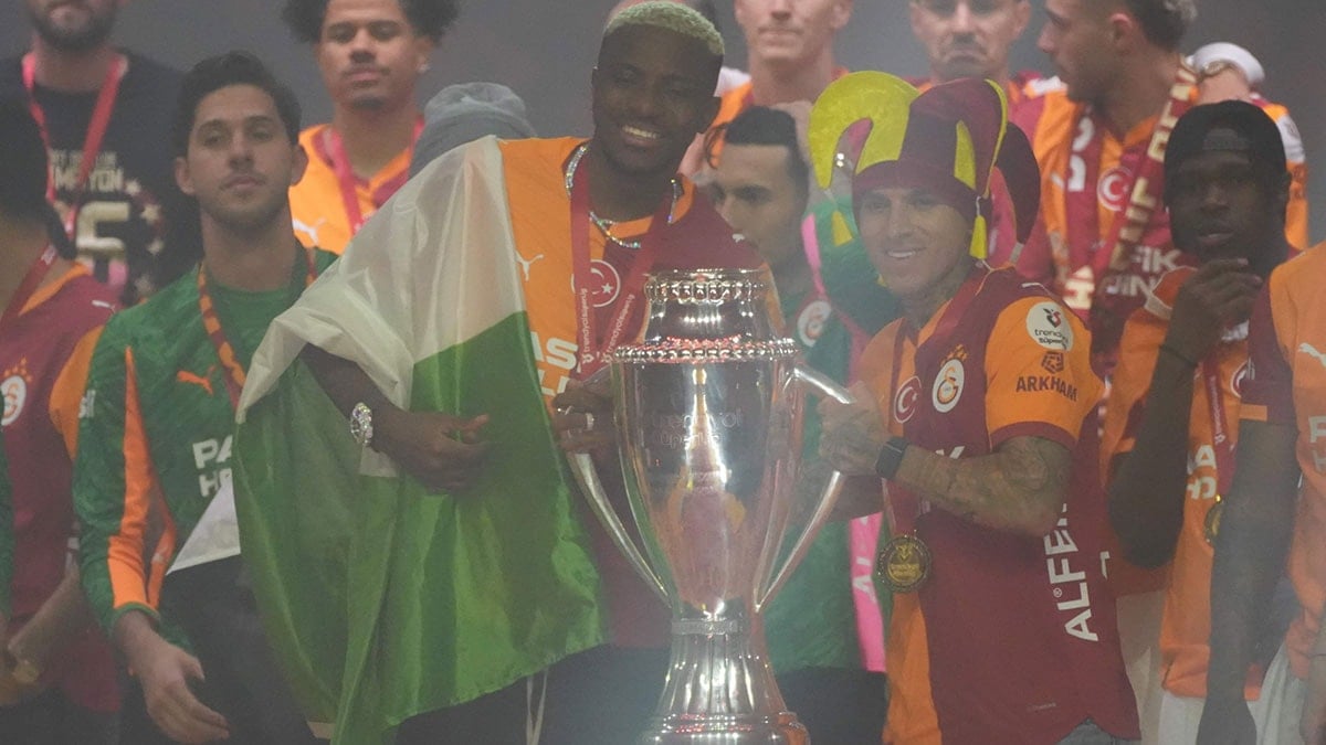 Lucas Torreira ülkesine döndü