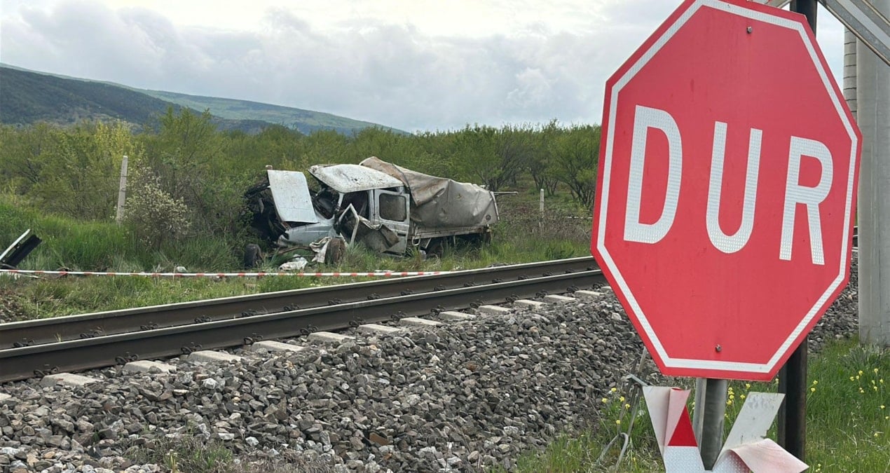 Raylarda facia: Trenin çarptığı kamyonet demir yığınına döndü; 1 ölü, 3 yaralı