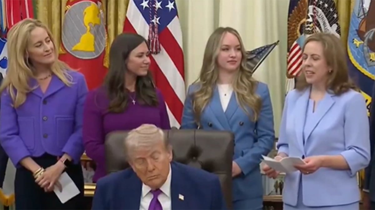 Trump etkinlikte kameralar önünde yine uyukladı