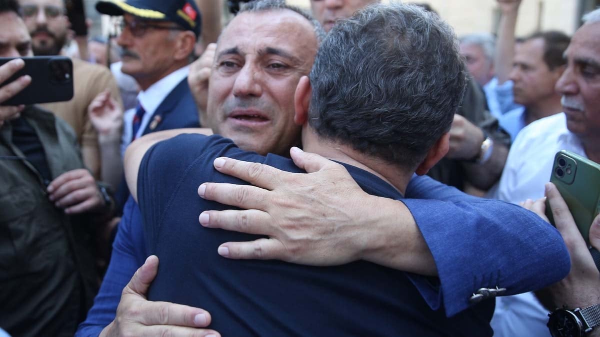 Sondajın altından da o vali çıktı