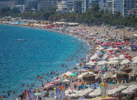 Turizmin kalbi ilk yarıda kayıptaSezonun pik ayları olan haziran, temmuz ve ağustosu yerli turist ile yurt dışında yaşayan Türkler taşıyor. Ancak savaşın etkisi ile turist sayısı 2025'i yakalayamadı