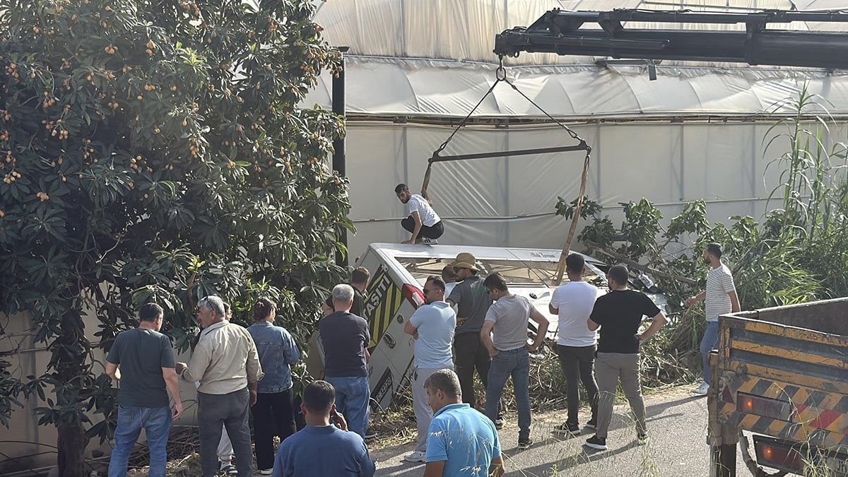 Öğrenci servis minibüsü bahçeye devrildi 6 kişi yaralandı