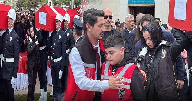 Şehit eşinin tabutunu omuzladı!