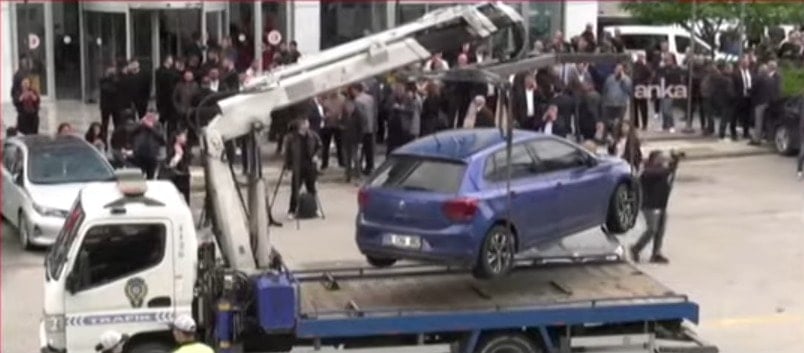 CHP Genel Merkezi önündeki araçlar çekiliyor