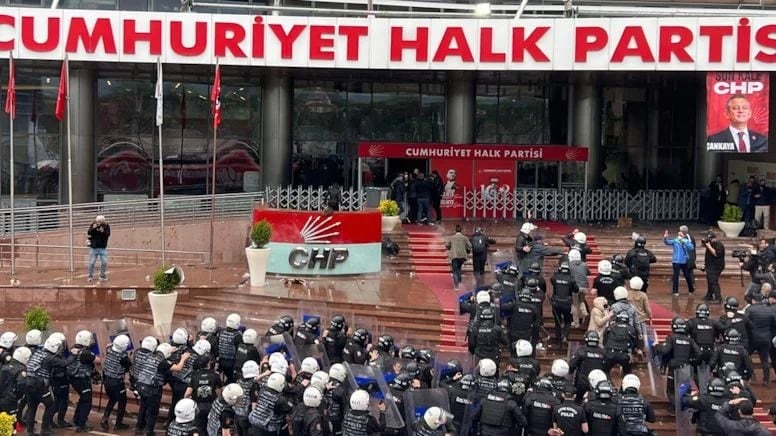46 yıl sonra bir ilk: CHP yönetimi polis zoruyla binadan çıkarıldı