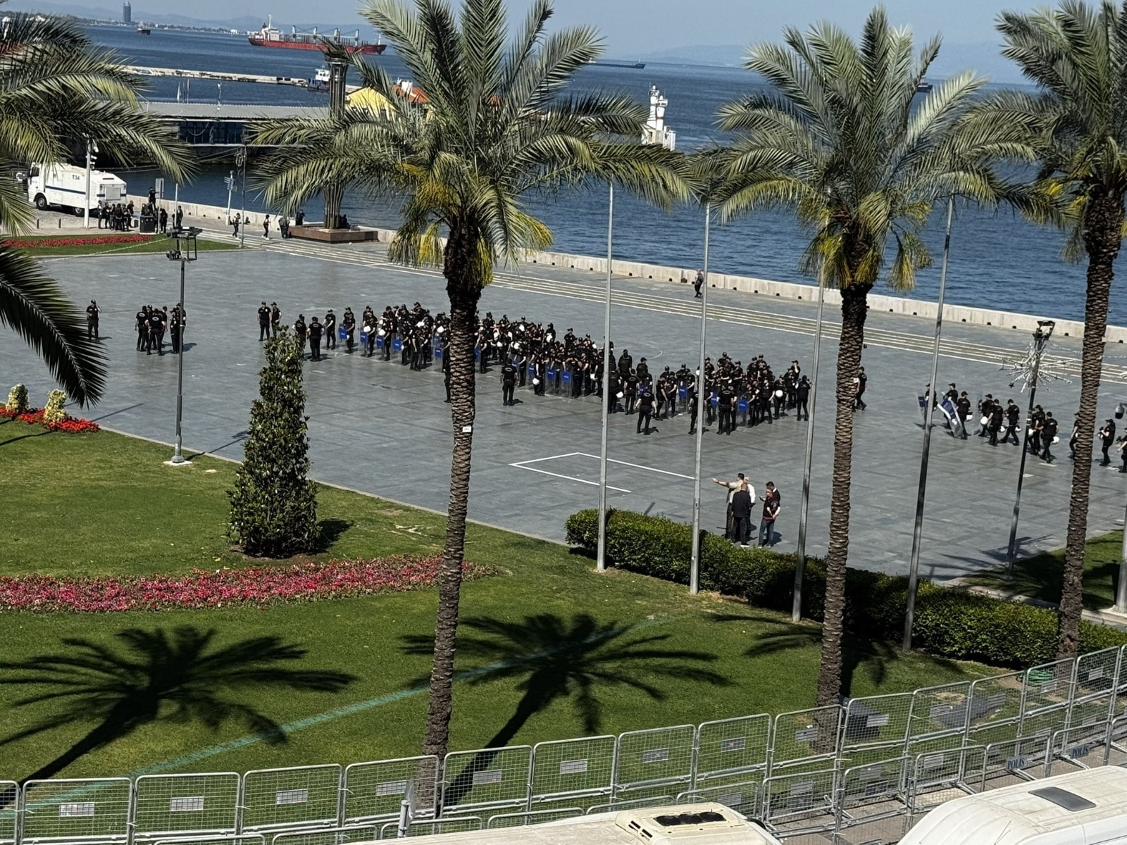 Son dakika... İzmir'de polis ablukası: Meydan kapatıldı, TOMA'lar getirildi