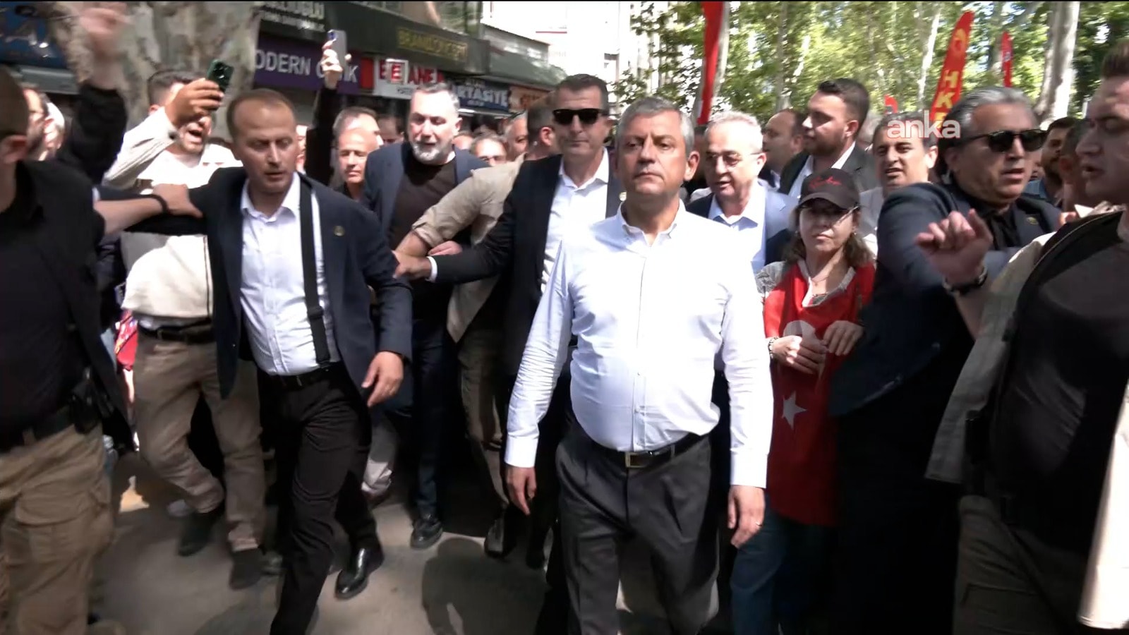 Son dakika... Özgür Özel Anıtkabir’e doğru yürüyüşe geçti!