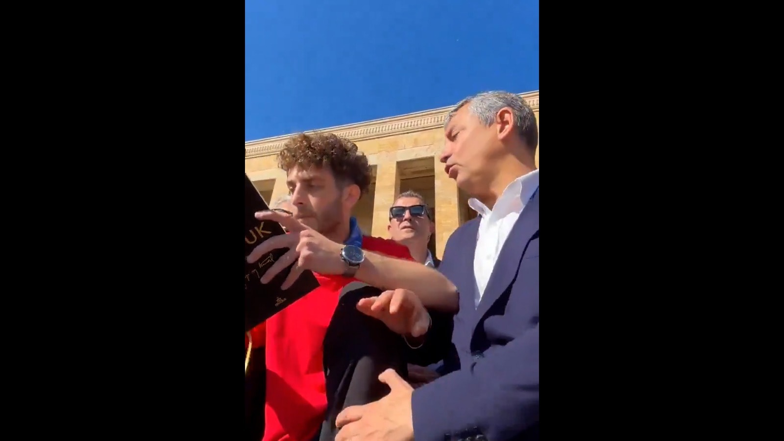 Anıtkabir yürüyüşünde dikkat çeken an! Özgür Özel bacağına müdahale etti