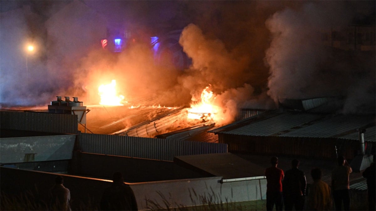 İstanbul'da fabrika yangını! Ekipler teyakkuza geçti