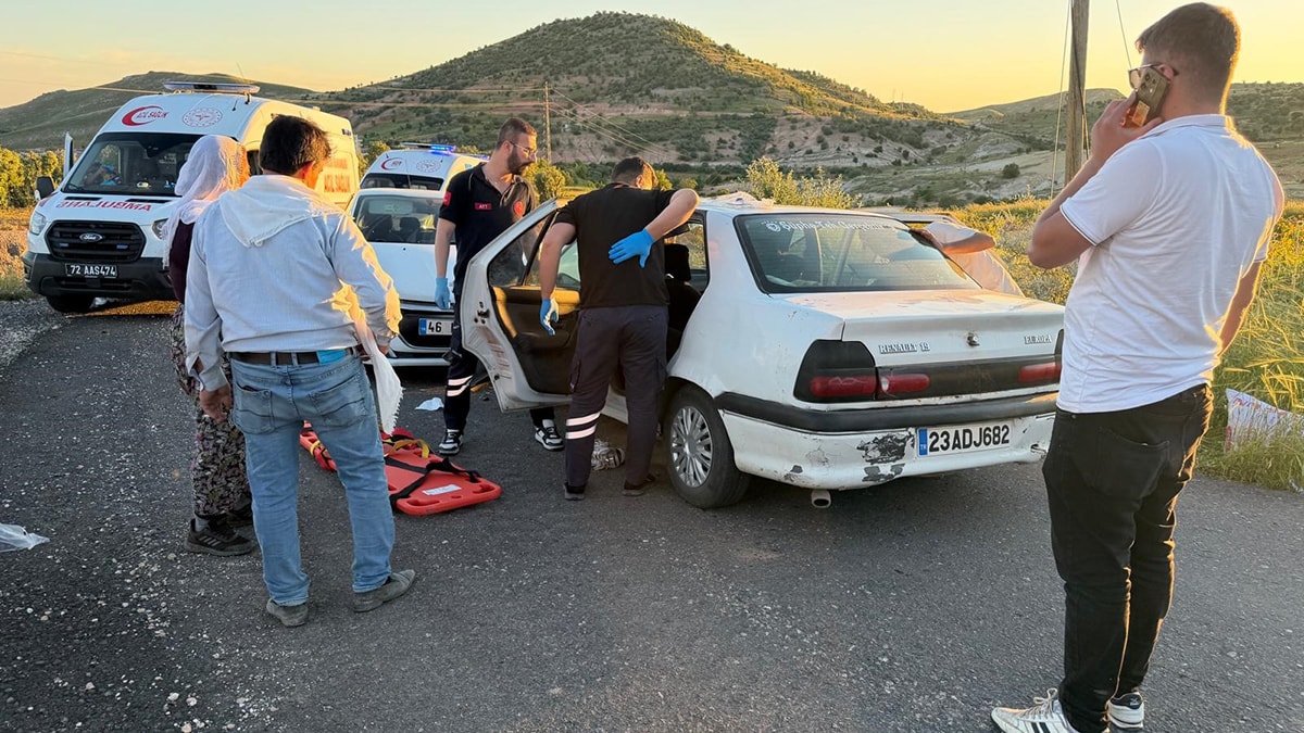 İki araç çarpıştı, 12 kişi yaralandı