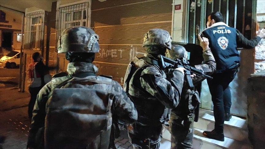 3 banka yöneticisi, 8 polis ve 4 avukat gözaltında